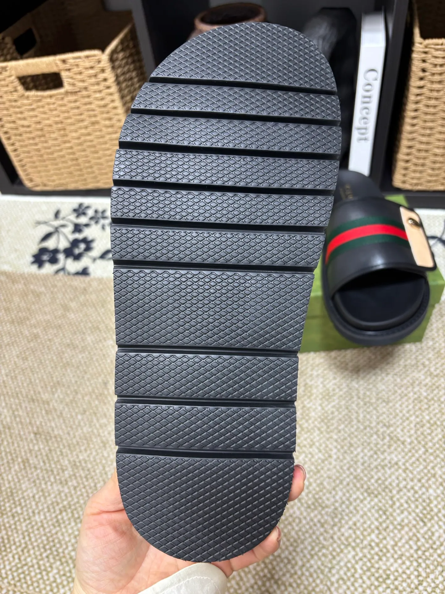 Factory 💰 300 yuan Gucci slippers] high-end men's shoes brand official website 1:1 latest masterpiece: original mold customization, the fabric is made of imported original materials, upgraded outsole, lighter and non-slip. The market's top quality, simple yet tasteful, a must-have for fashionistas, fashionable at your feet, full of confidence, the same style at the counter 👍The season of summer slippers is here. Code: 38-45 (45 customized)